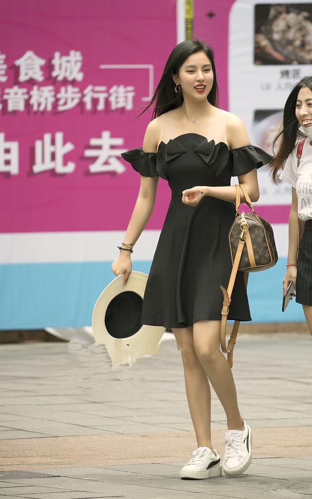 街拍，一件简单的T桖，搭配上时尚的皮裙，就能让你美的令人窒息