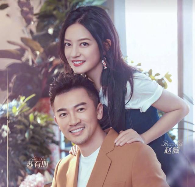 同是香肩小露，赵薇看起来更胖，李湘则像瘦十斤，全因一个小技巧