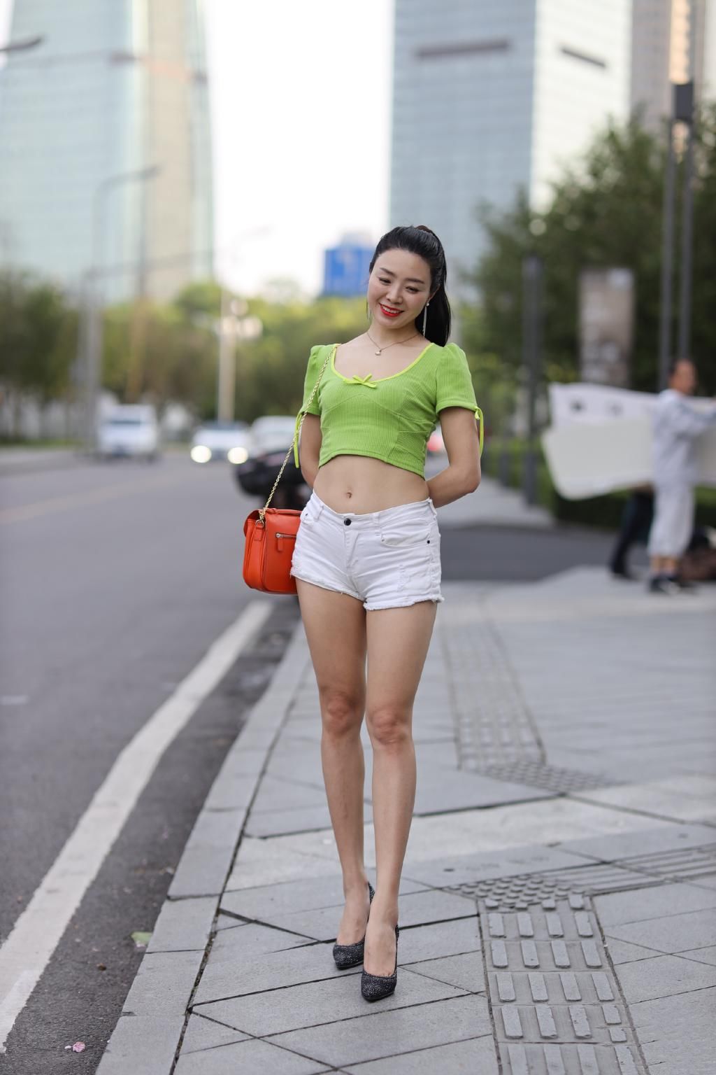  热裤|抹茶绿短款上衣搭配热裤，高挑美女穿出高级时尚感