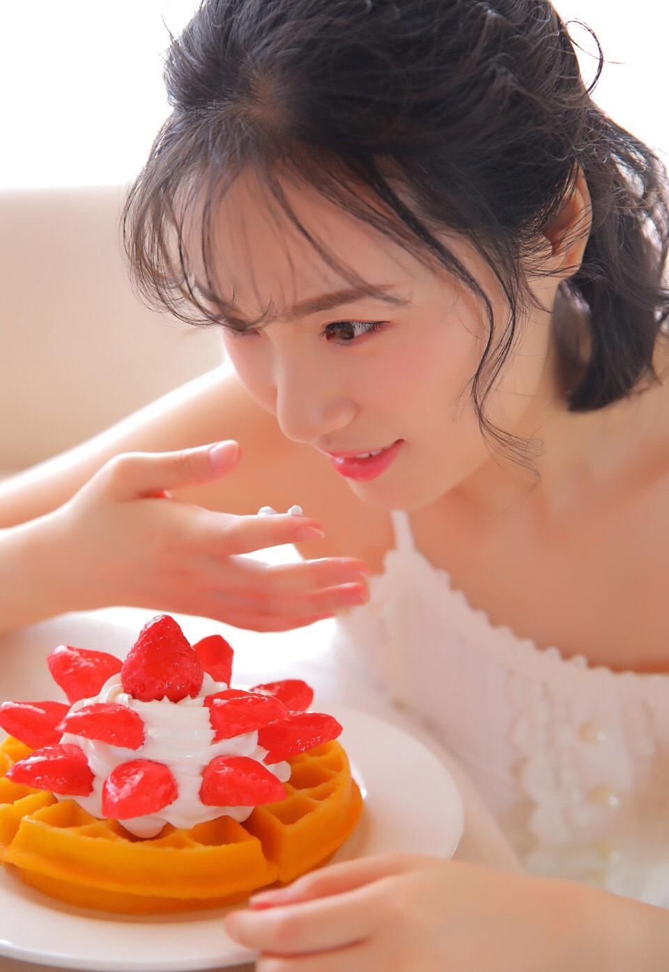 吊带美女尤物小露香肩诱惑美女图片