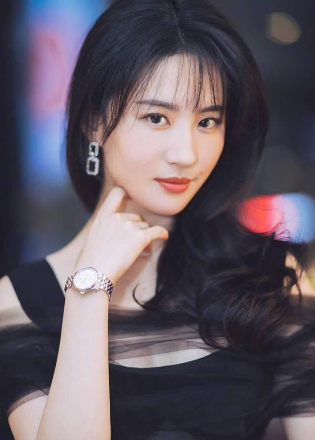 「线条感」刘亦菲越来越美了，穿“褶皱”礼服裙却不见肉，细腰身材美得高调