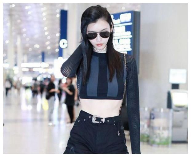 何穗穿开叉牛仔吊带群，网友:超模气场，奚梦瑶都被比下去了!