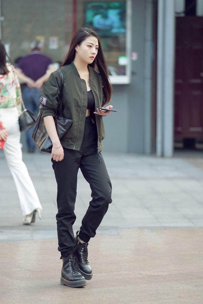 吊带小背心搭配公主小短裙，吊带不失性感，公主裙显得萝莉!