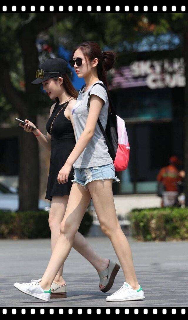 成都街拍：T恤短裤骨感型美女or超短裙丰满型美女 你喜欢谁？