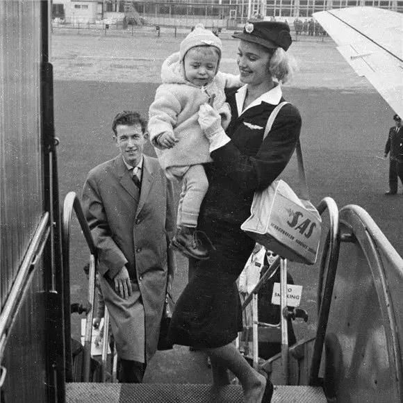 空姐制服的百年演变史,让你明白制服诱惑的真正原因