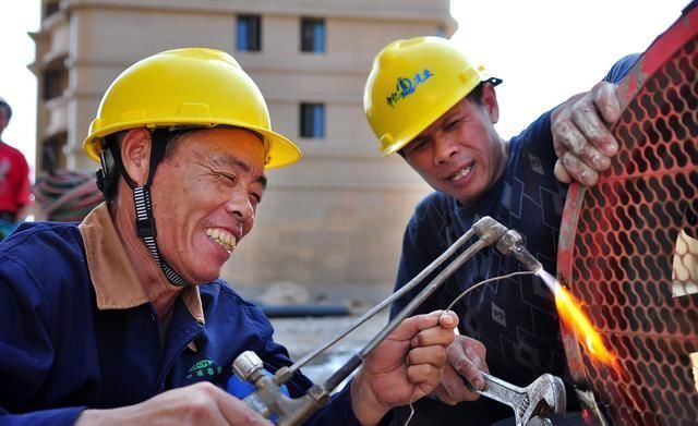 工人在管理岗位和专业技术岗位工作，可以按干部身份退休吗
