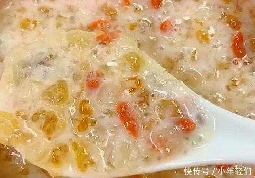 「桃胶炖奶」一到冷天,我从不用化妆品,每天喝一碗它,面色红润,色斑也没了!