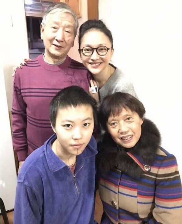 高圣远否认离婚，港媒却说周迅跟窦靖童暧昧，这俩的人际圈太魔幻