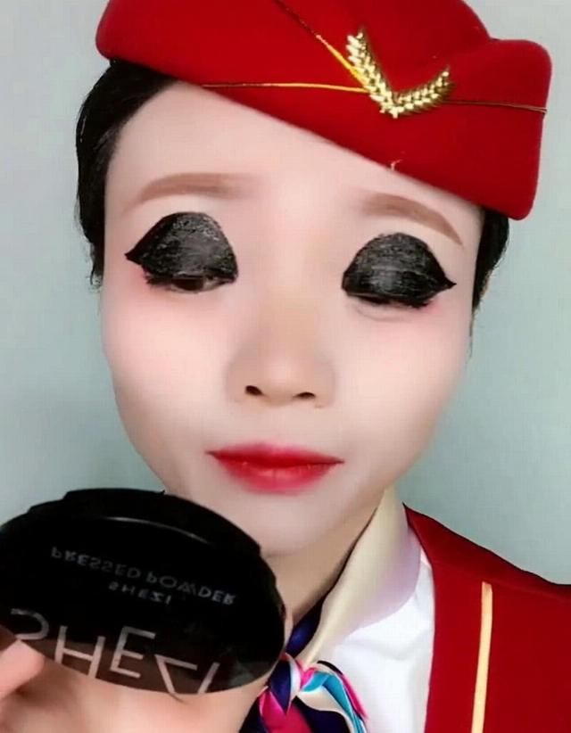  空姐@空姐画眼线被男朋友吐槽“画得太粗”，睁眼之后网友：没毛病