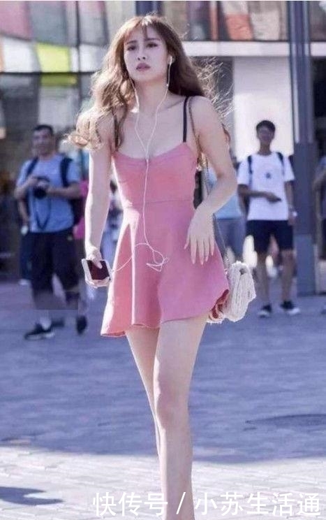 穿搭|肤白貌美的美女街拍:精心搭配的美女,尽显女神的甜美感