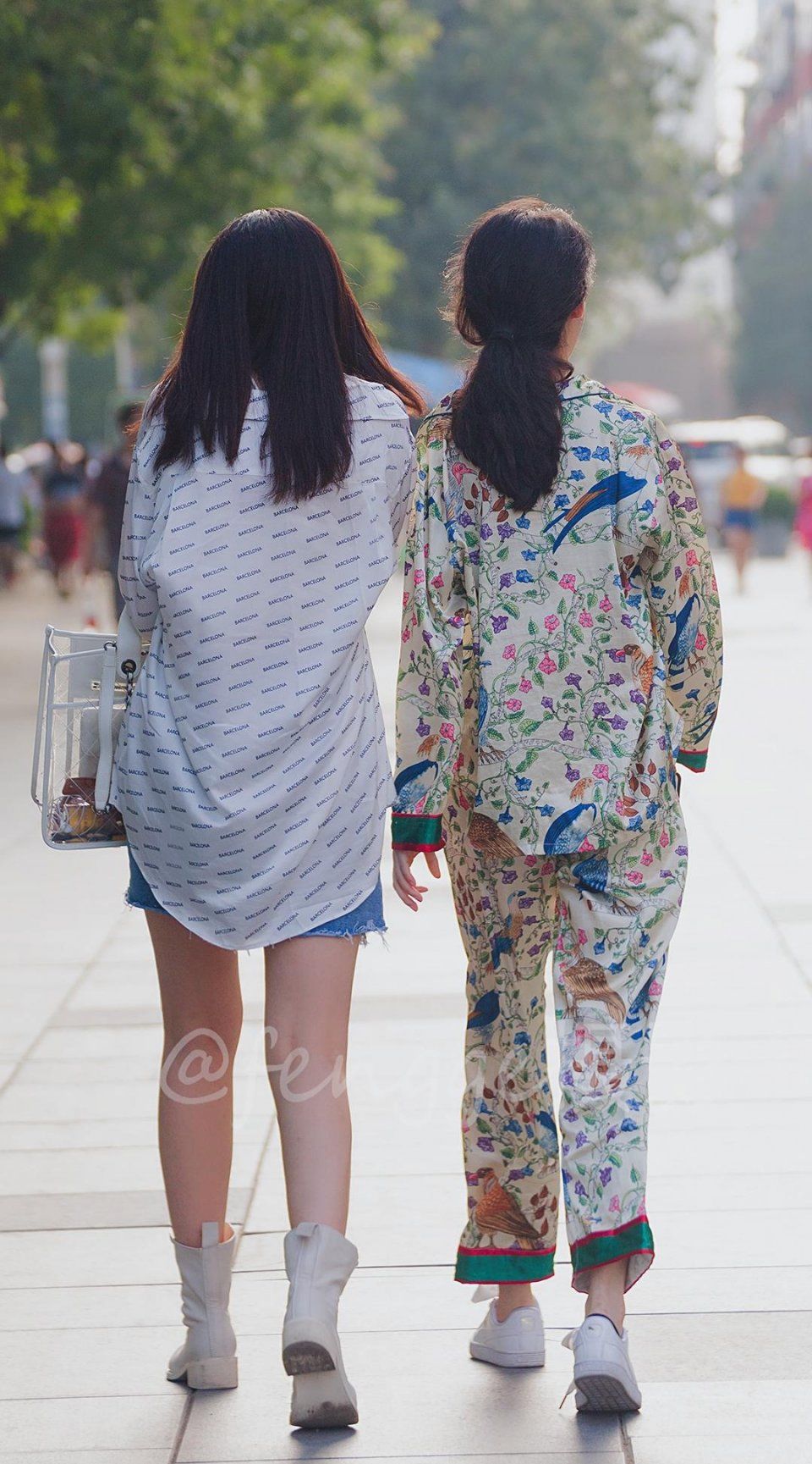 大热天，穿真丝睡衣逛街的姑娘，换上闺蜜的小皮靴或许更完美