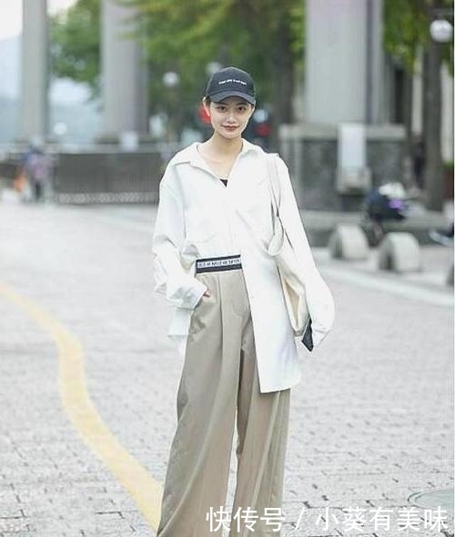『红色』路人街拍,美女简单的紧身白色上衣搭配红色半身裙,美得特别耀眼