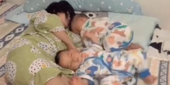 「关系」妈妈太累睡着了,双胞胎爬到妈妈怀里,玩一会也睡了,画面太暖心