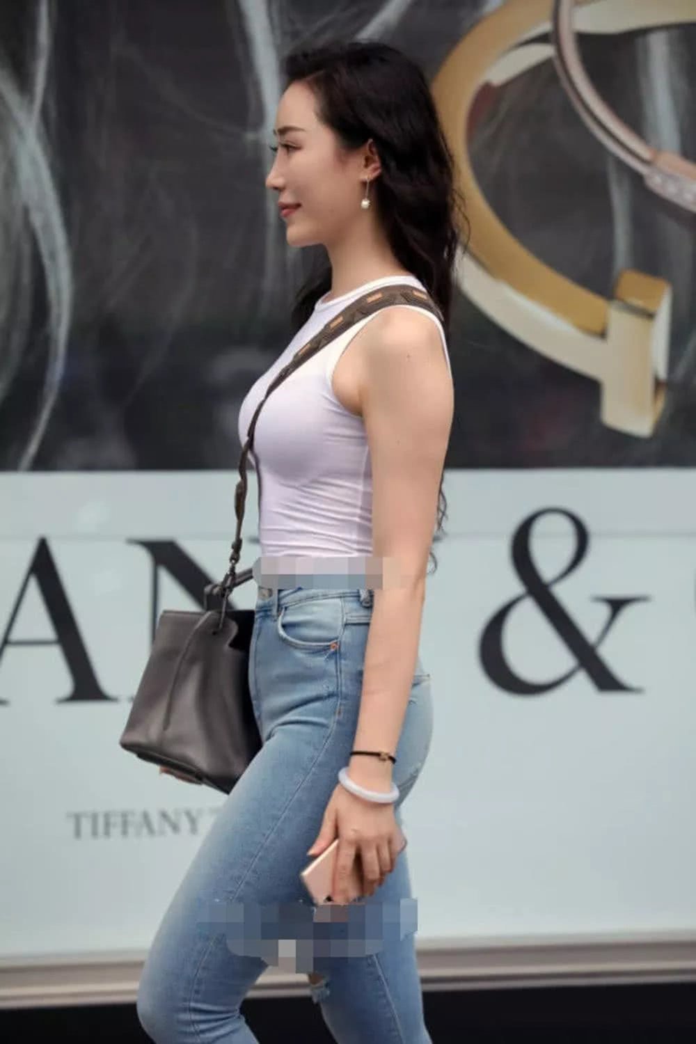 服了这3个姐姐！这么紧的牛仔裤也硬塞进去，却收到不一般的效果