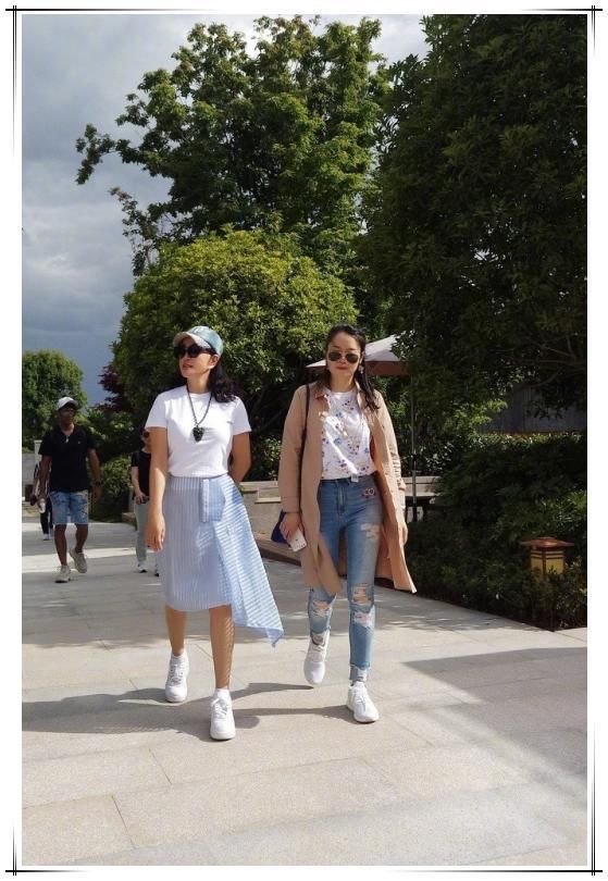 刘晓庆够狠！62岁还敢穿紧身T恤衫，网友：这身段只有22岁吧