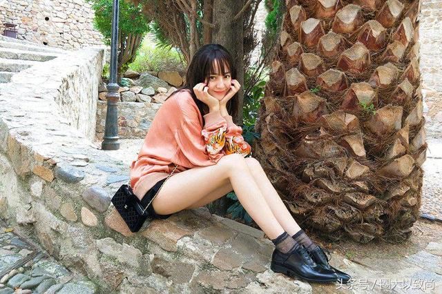 长袜露腿要慎用，女神江疏影穿了都像男人的腿了，网友：有颜任性