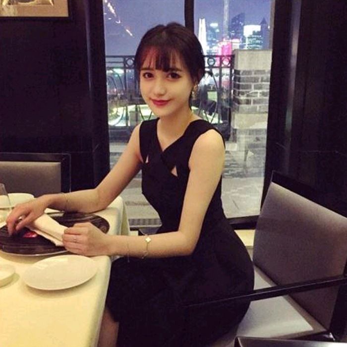 穿着“小黑裙”去约会,体现女生柔柔的气质,男友看的挪不开眼了