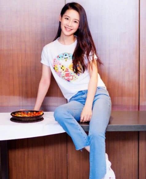 李沁真聪明，当女星穿裙子在红毯争艳时，她穿裤子惊艳全场