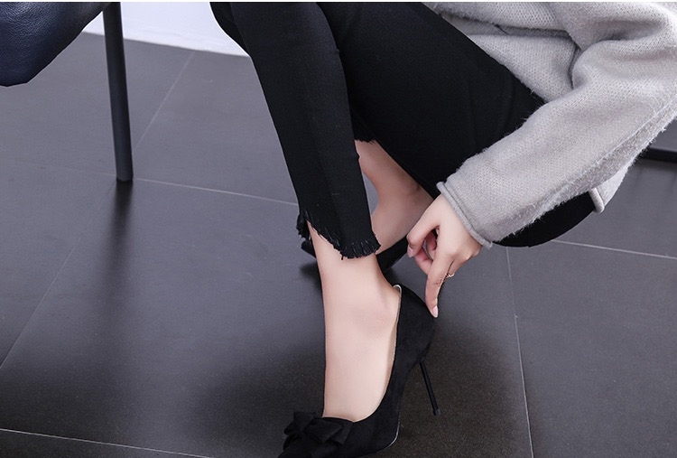 蝴蝶结■高跟鞋:纤细的筷子跟与蝴蝶结结合的高跟鞋