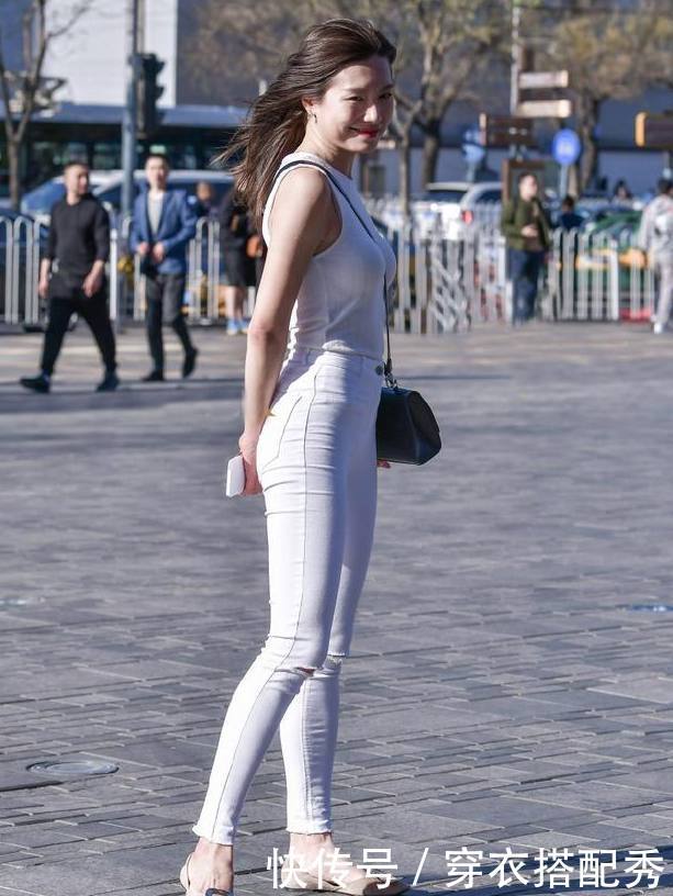 率性自然的打底裤美女，气质优雅，彰显时尚女人味！