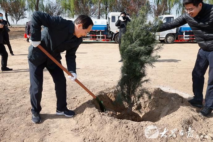  「济南」军地领导在济参加义务植树活动