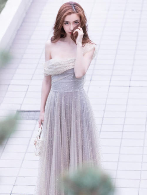 杨颖真敢穿,裙子都翘到腰上了,没有不雅观反而很好看!