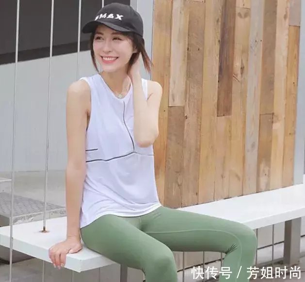 紧身打底裤：极具个性的年轻美女，身材曼妙，展现优雅气质！