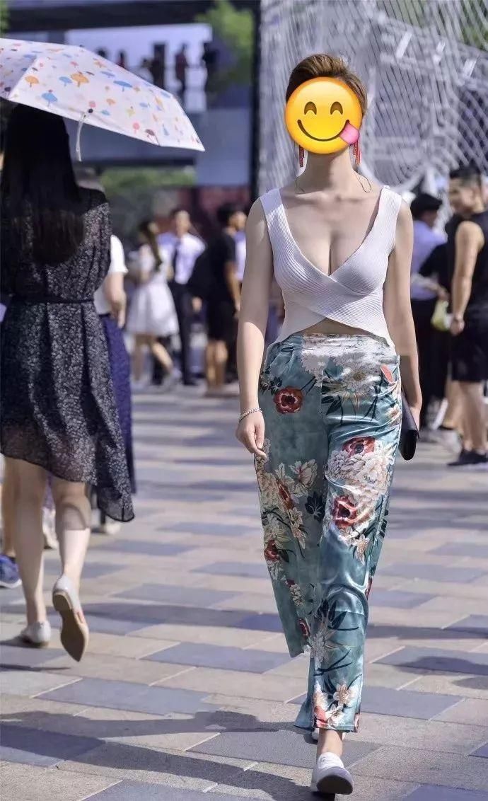 街拍:图三瑜伽裤显内痕，图7一看就带刺!