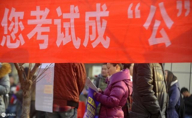 教师不止是涨工资，年终奖也有望赶超公务员？两者性质有何不同？