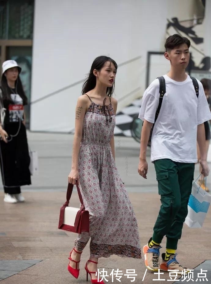 「小姐姐」高跟鞋让女性大秀美腿,穿出时尚的气质