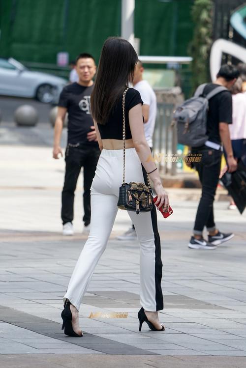 路人街拍，高挑性感的外国小姐姐，这种裤子能更好的拉长线条