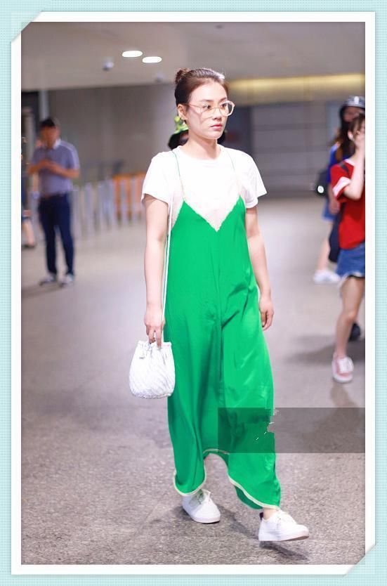 没张俪身材真别穿吊带裙走机场，像马思纯这样穿成买家秀就尴尬了