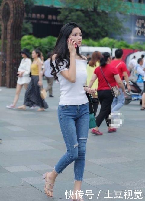  [女人]街拍：简约的高跟鞋，时髦的露趾设计，彰显优雅女人风范