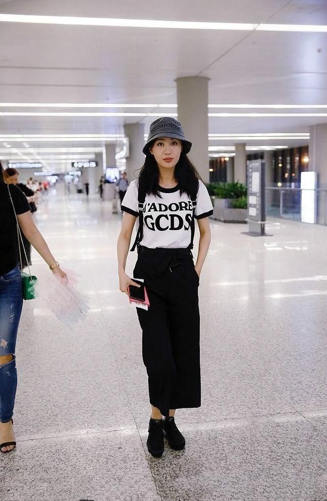 李菲儿现身机场，脸肿成包子，网友：黄晓明也有看走眼的时候！