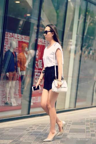 路人街拍，上围丰满的小姐姐穿着简单又百搭，侧颜令人心动！