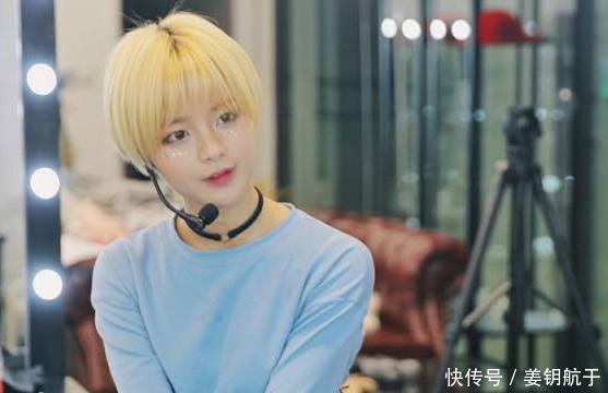 杨超越短发很惊艳，就是穿衣太松了，网友未成年的身材