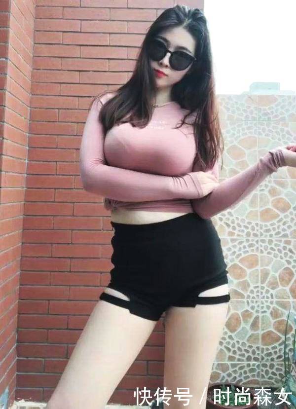 街拍：小姐姐身材曼妙美腿吸睛，温柔的味道！