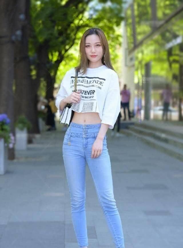  呈现@牛仔裤子呈现年青的气质风彩，简约空气又有非常好的线框感