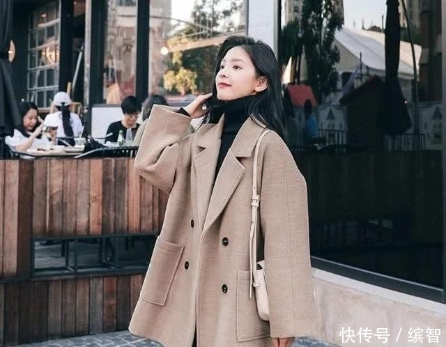 「大衣」建议:聚会时千万别穿羽绒服,大衣+毛衣+瘦瘦袜,美到犯规