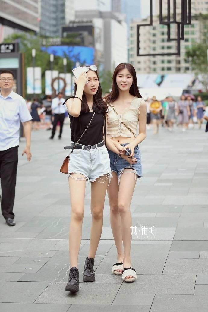 成都街拍丨同样好身材的闺蜜，走在路上一定是回头率爆表吧。