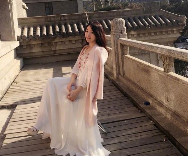 杨钰莹为扮嫩,46岁活生生穿成16,然而脚上鞋子却暴露了一切