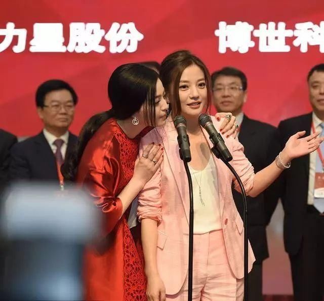 雷军上市敲钟穿得像新郎，画风喜庆我不敢看，史上最全敲钟攻略