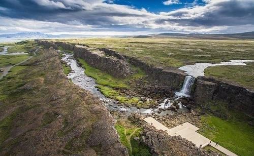 这片水域十分诡异：直接能看到水下100米，却见不到半条鱼！