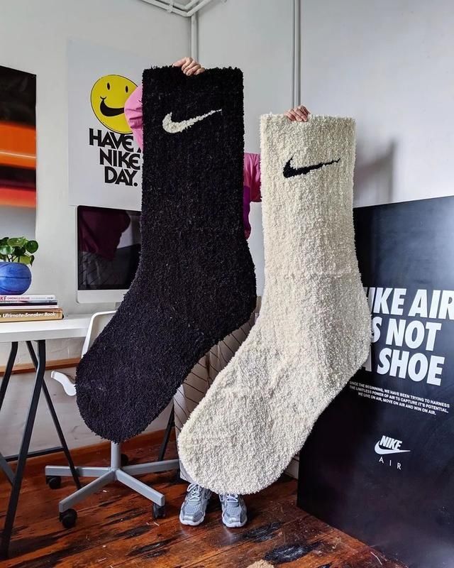  『Nike』miniswoosh发布超大「Nike袜子地毯」