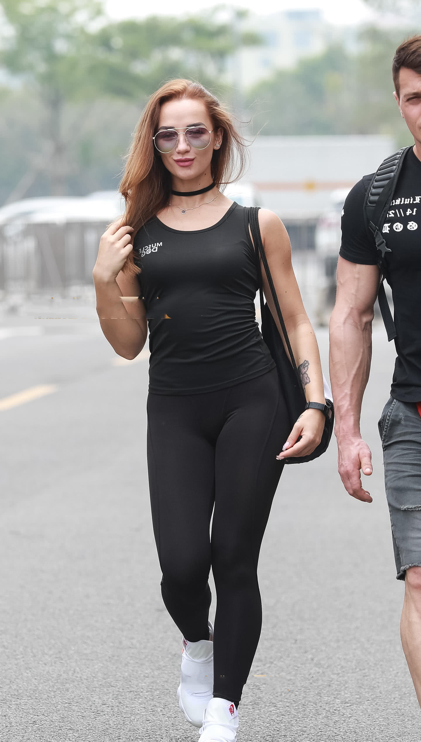 气质小姐姐紧身裤勾勒出丰腴翘臀，隆起的肱二头肌很有力量