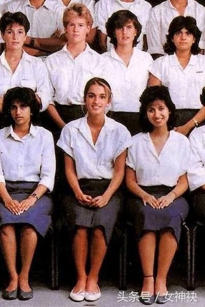 跟王室学职场着装，最美王后拉尼娅的时尚进化