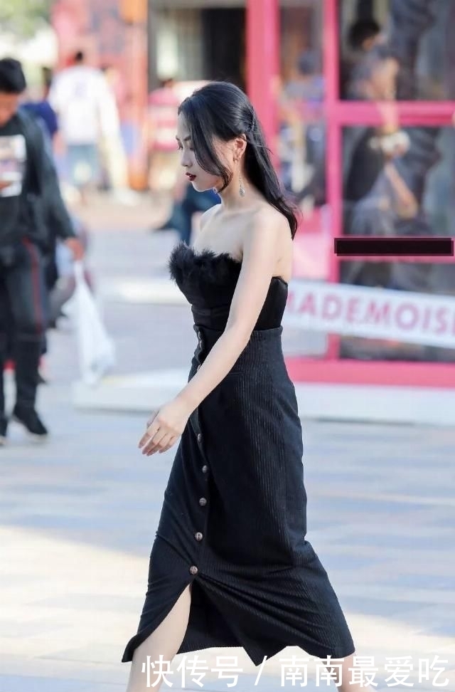 『蓝色』蓝色紧身牛仔裤搭配高筒靴,穿一件亮银色皮衣更是帅气感十足