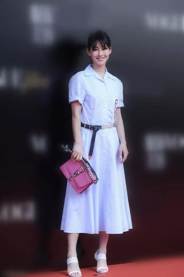 今年最流行的连衣裙穿法，就是加条腰带?