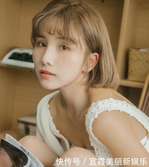 【写真】小姐姐拍写真演绎英伦风, 模样清甜, 一身穿搭超适合校园女生