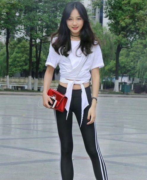  『显得』打底裤的设计把女性的苗条身姿展现出来,显得更加挺拔有型